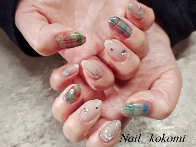 まるでマフラー！毛入りジェルネイルはチェックで華やかさをプラス！