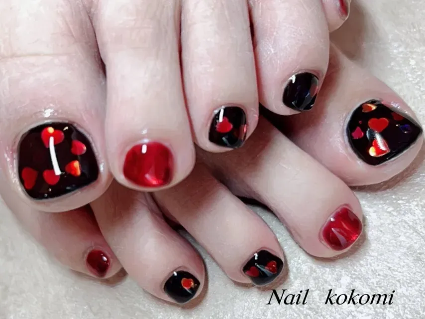 黒ベース×シアー赤でカッコいいネイルを♡で可愛く☆