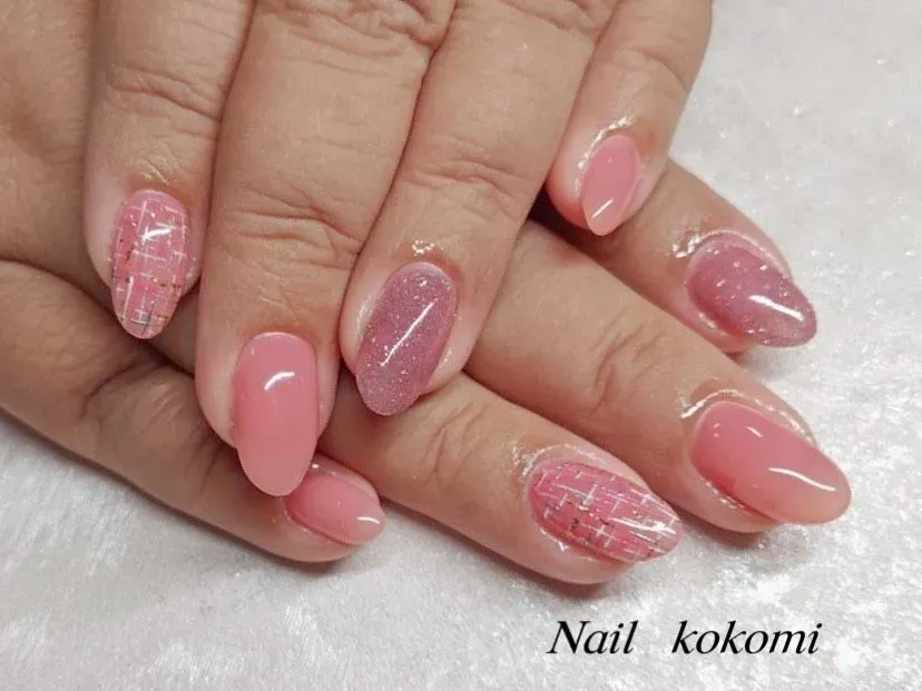 ピンクツイードは大人可愛い！ラメも入れて春らしいネイルに♪